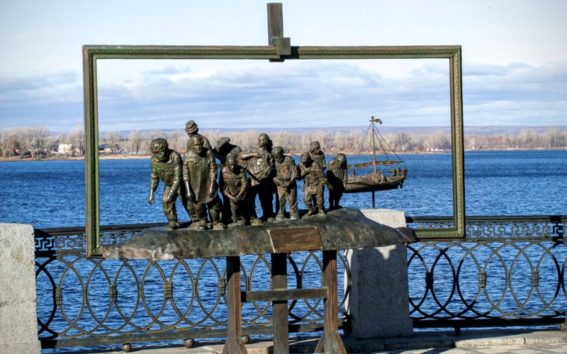 SCULPTURE BURLAKA ON VOLGA